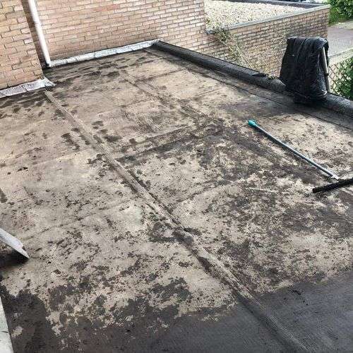 Schoonmaken van een plat dak in Voorschoten Schoonmaken van een plat dak in Voorschoten
